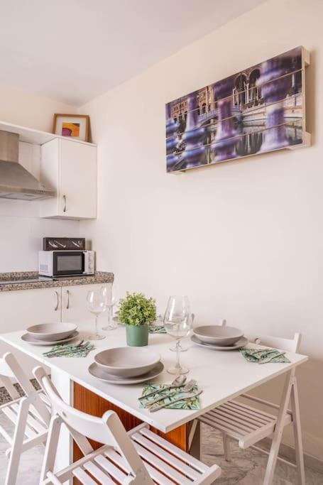 Apartamento Ronda de Triana 45 - Tap to explore photos