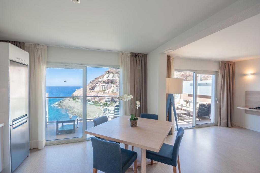 Superior 2 bedroom penthouse, almost on the beach. photo 4