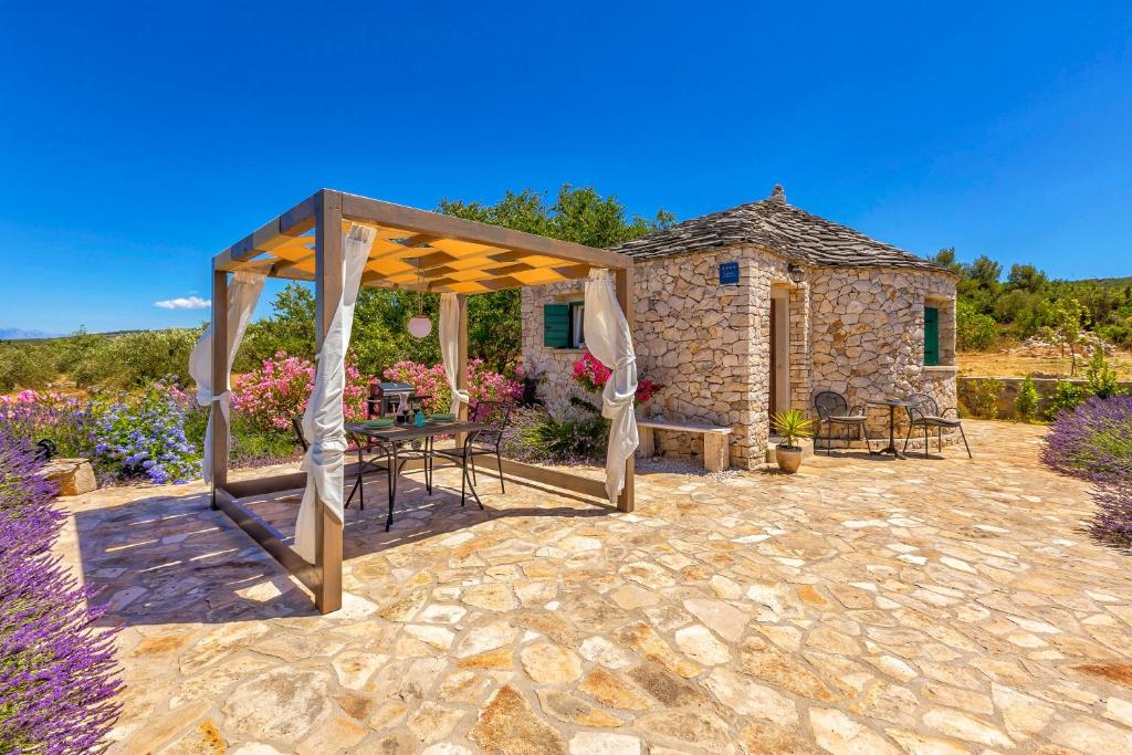 Magical Island Home with heated pool photo 2