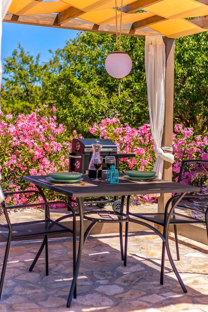 Magical Island Home with heated pool photo 3