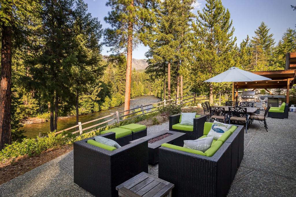Riffle River Lodge 3 Bedroom Home by NW Comfy Cabins by RedAwning image