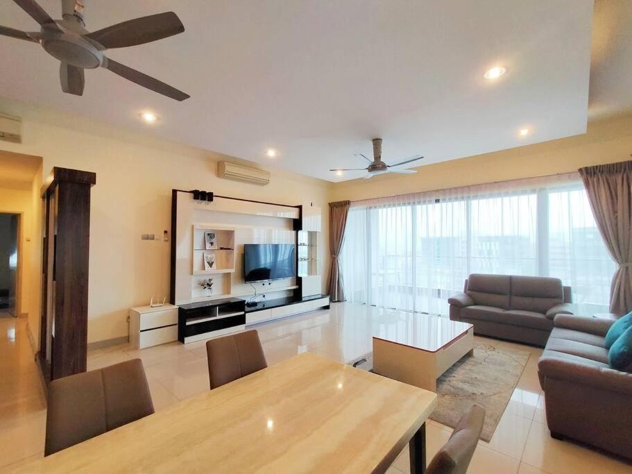 Deluxe Sunrise Suite 3 bedroom 2000sqft Condo Loft B side seaview above Imago Shopping Mall photo 2
