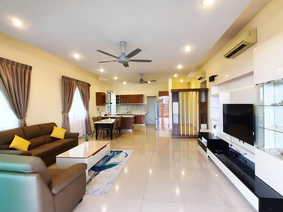 Deluxe Sunrise Suite 3 bedroom 2000sqft Condo Loft B side seaview above Imago Shopping Mall