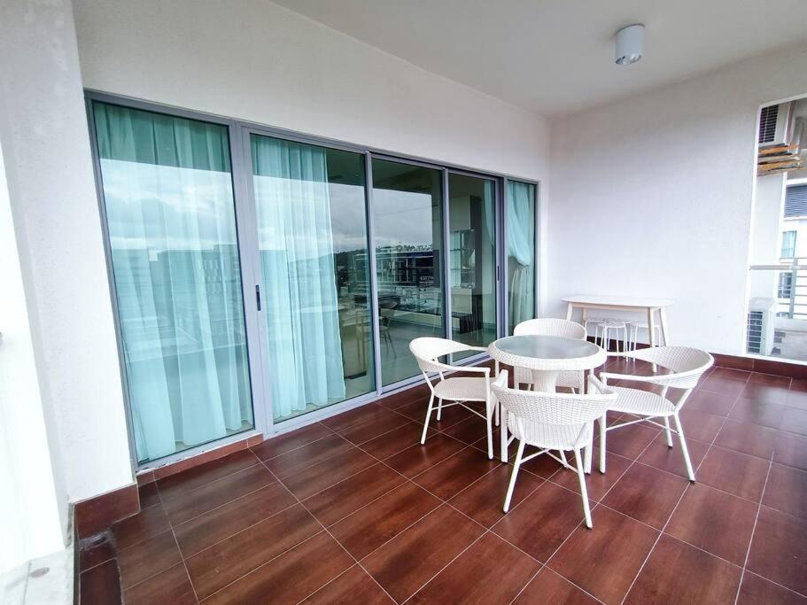 Deluxe Sunrise Suite 3 bedroom 2000sqft Condo Loft B side seaview above Imago Shopping Mall photo 4