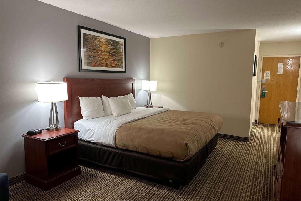 Baymont by Wyndham South Bend Near Notre Dame photo 1