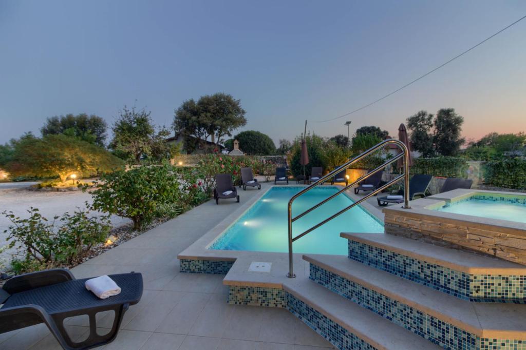Charming villa Nera with pool and hydromassage near the beach photo 2