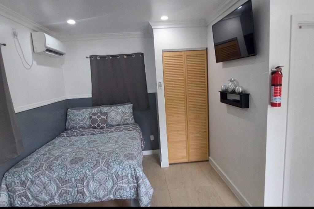 Budget & Basic in Local Neighborhood, 7min Drive to Downtown Nassau Beach Paradise