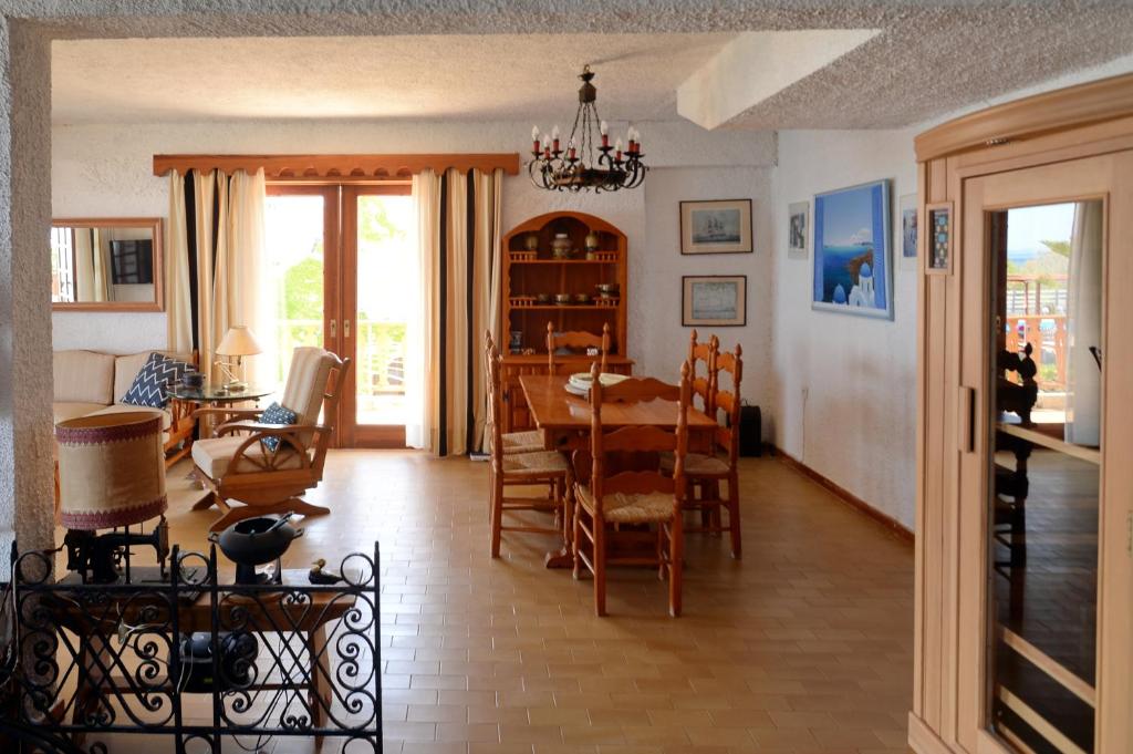 Antorina Grande beachfront house photo 3