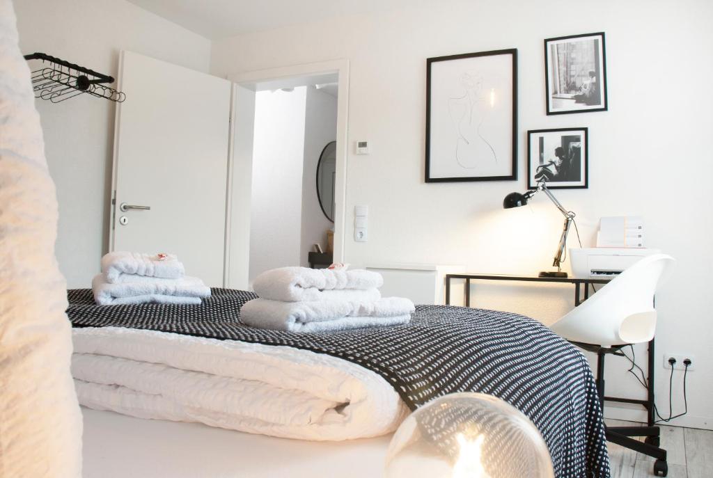 BlackNCozy - Design Appartement mit Boxspringbett und Balkon photo 4