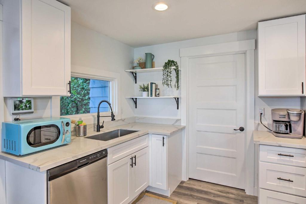 Tacoma Dash Point Beach Cabin with Balcony! photo 4