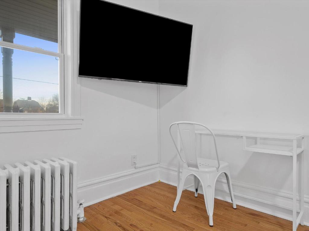 Bloomfield/Shadyside @E Stylish and Modern Private Bedroom with Shared Bathroom photo 1