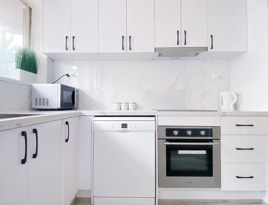 Newly renovated! Minutes away from Mother's Beach and Main Street! photo 4
