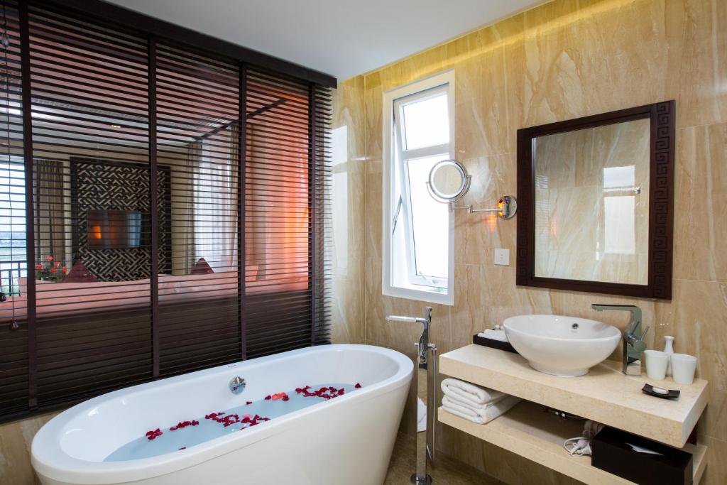 Khách sạn Royal Riverside Hội An