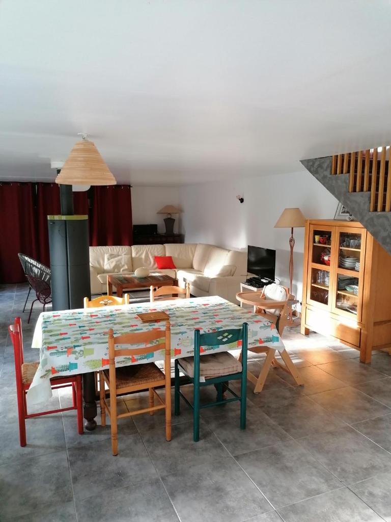 Maison renovee en pierres séjour spacieux avec jardin et terrasse aménagée près Omaha beach & Bayeux à 5mn de la mer tous commerces photo 1