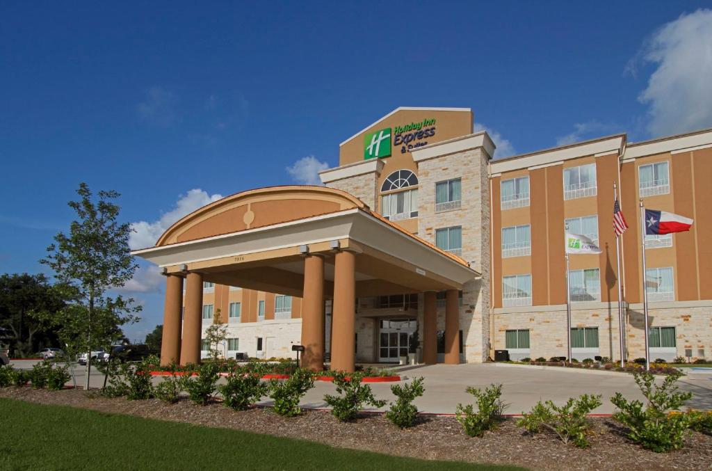 Holiday Inn Express & Suites Houston East - Baytown, an IHG Hotel photo 1