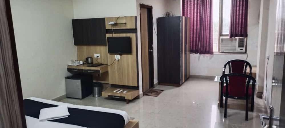 Hotel K J International photo 2