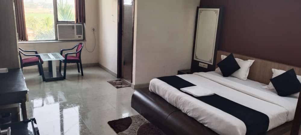 Hotel K J International photo 4