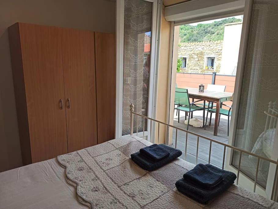 Well equipped apartment, large terrace, BBQ & WIFI photo 1