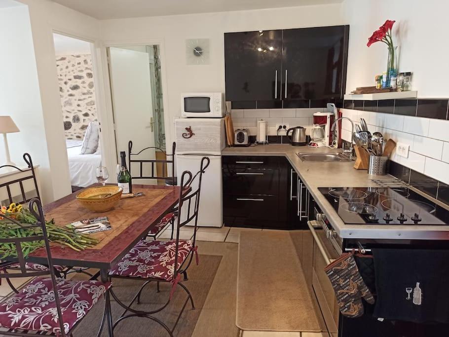 Well equipped apartment, large terrace, BBQ & WIFI photo 3