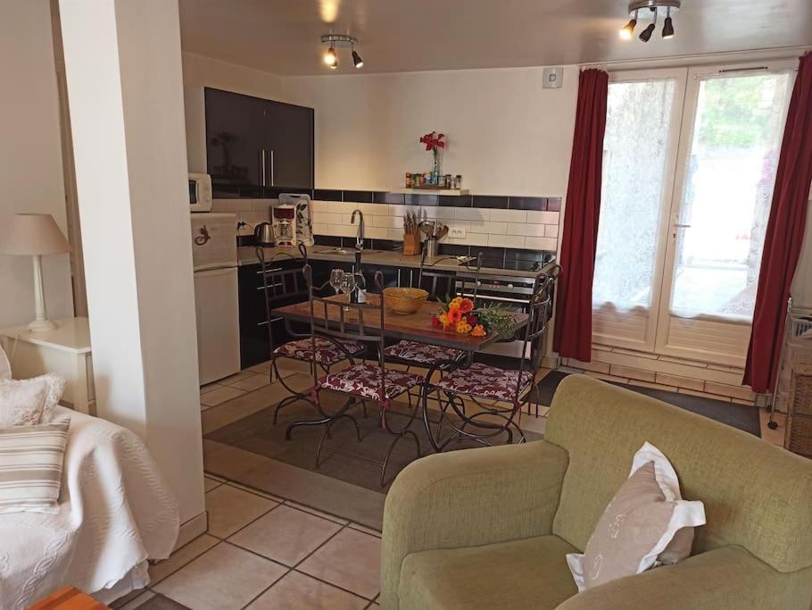 Well equipped apartment, large terrace, BBQ & WIFI photo 4