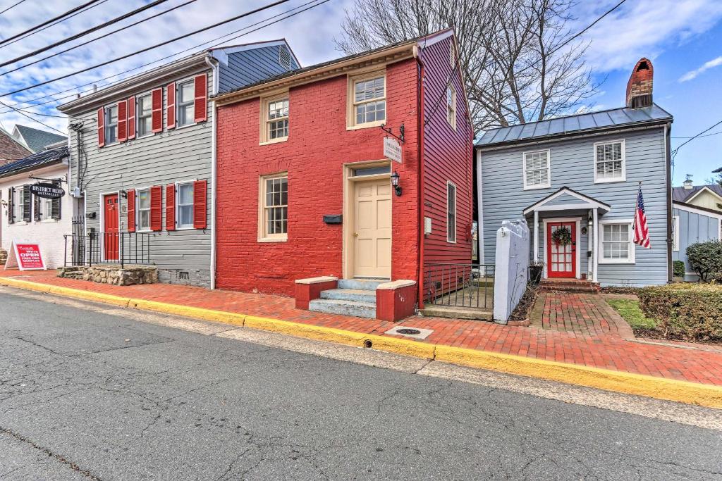 Townhome in Leesburg Historic District! photo 2