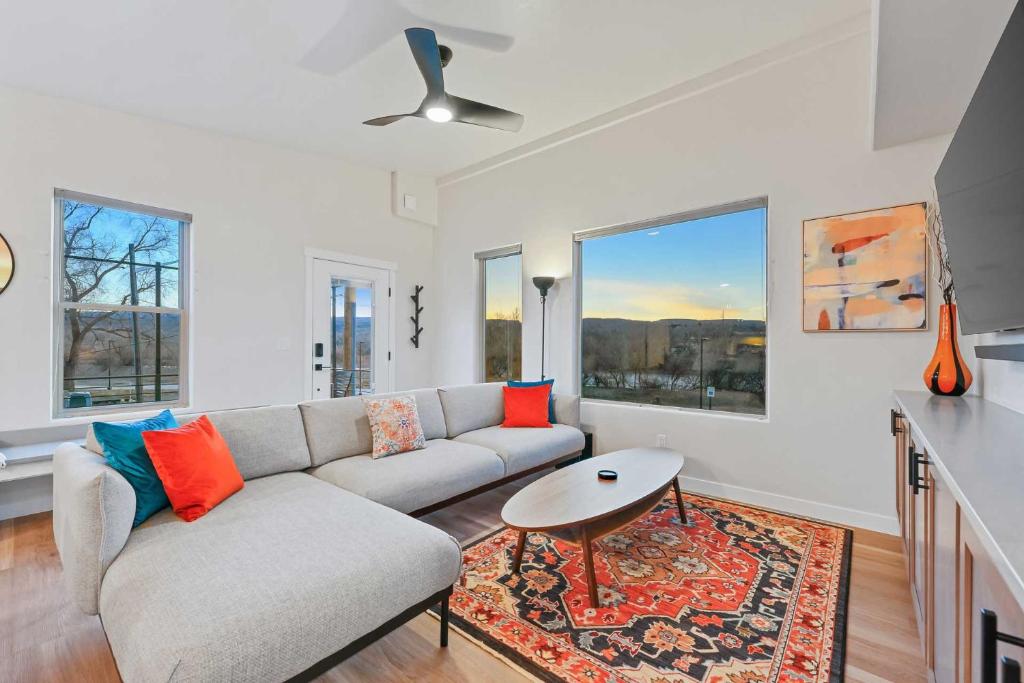 Contemporary Home with Views 1 Mi to Downtown! photo 3