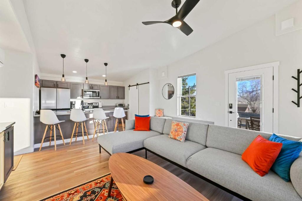 Contemporary Home with Views 1 Mi to Downtown! photo 4