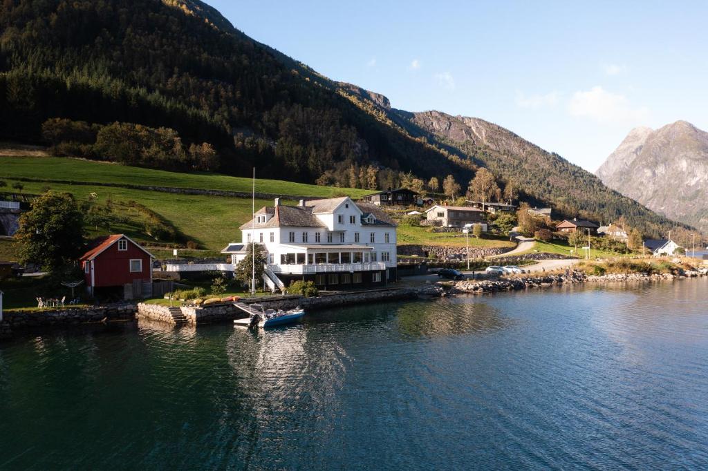 Fjærland Fjordstove Hotell - Huseby Hotelldrift AS photo 2