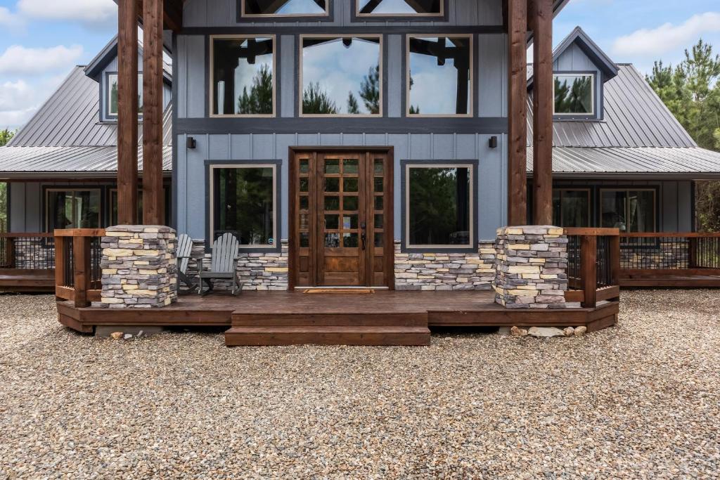 Brand New! Geauxin' All Inn, Fireplace, Hot Tub, Swings, Free Firewood photo 1