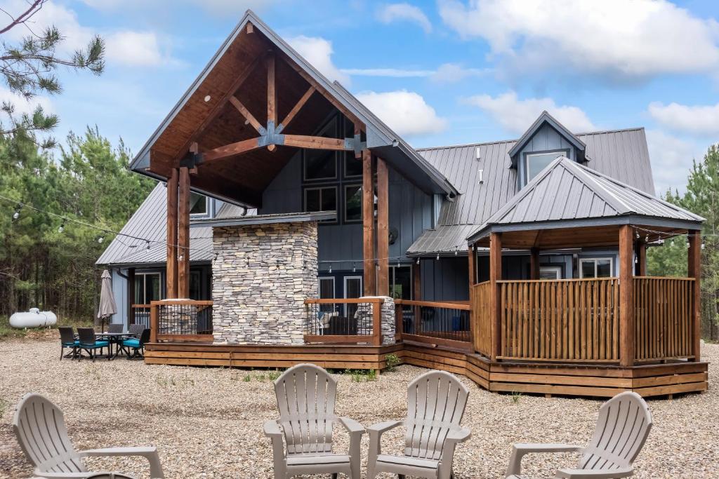 Brand New! Geauxin' All Inn, Fireplace, Hot Tub, Swings, Free Firewood photo 2