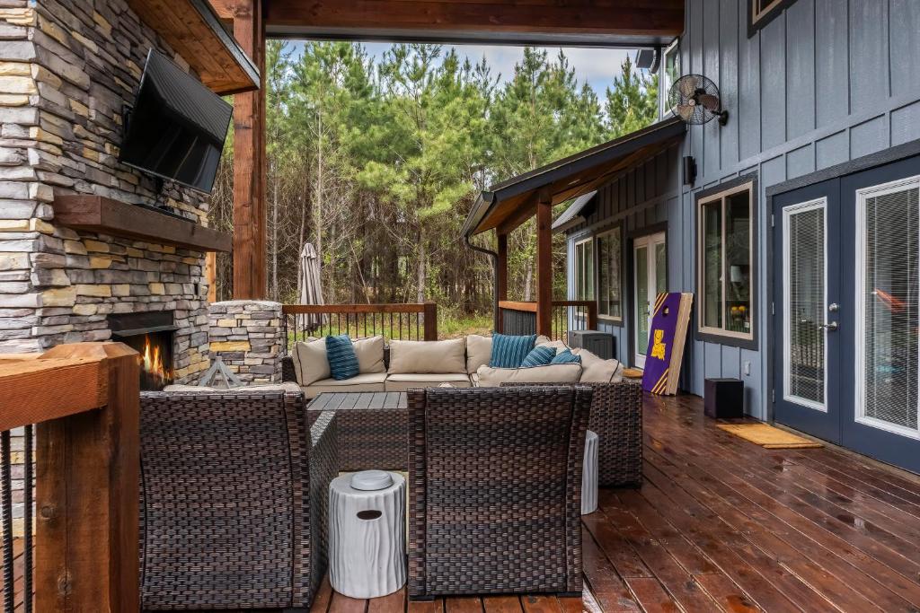 Brand New! Geauxin' All Inn, Fireplace, Hot Tub, Swings, Free Firewood photo 3