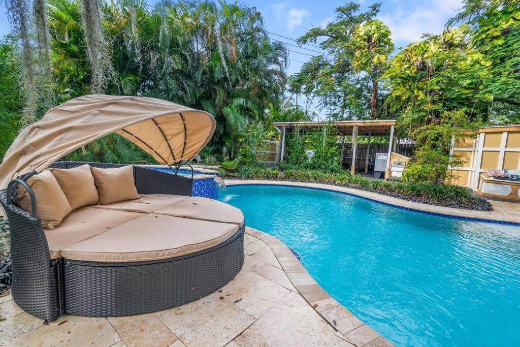 Tropical Oasis Located Near Lake With Pool and Hot Tub image