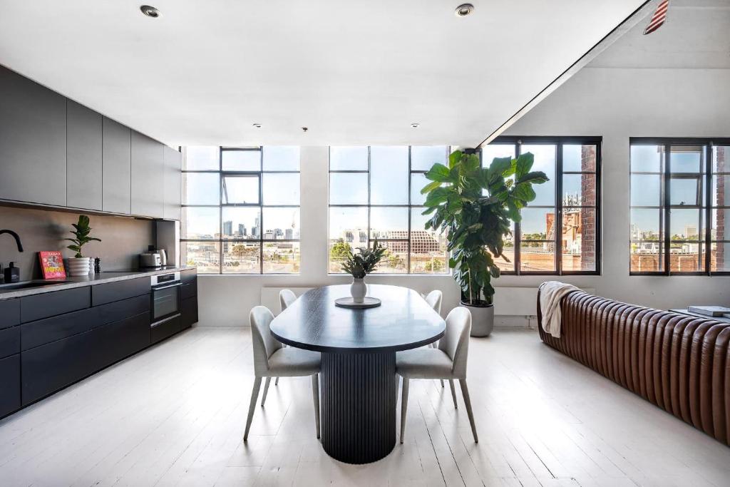 New York Converted Warehouse Apartment in Richmond photo 2