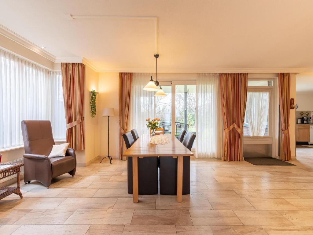 Inviting villa in Panningen in a wonderful environment photo 3