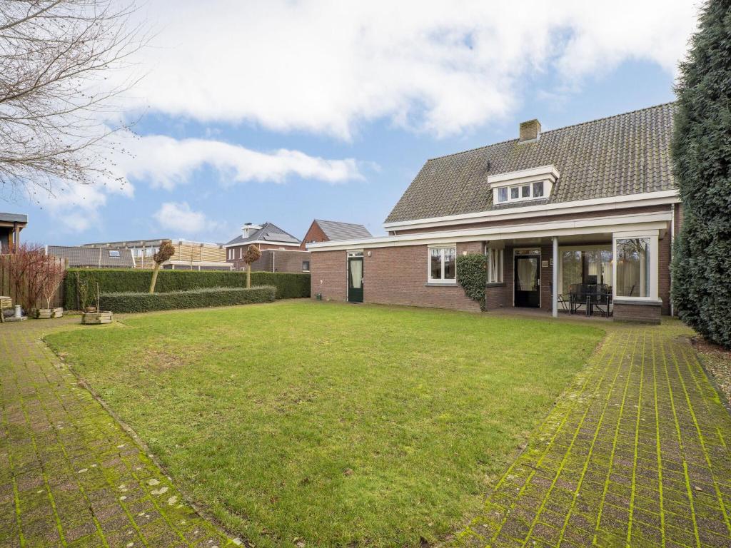 Inviting villa in Panningen in a wonderful environment photo 1