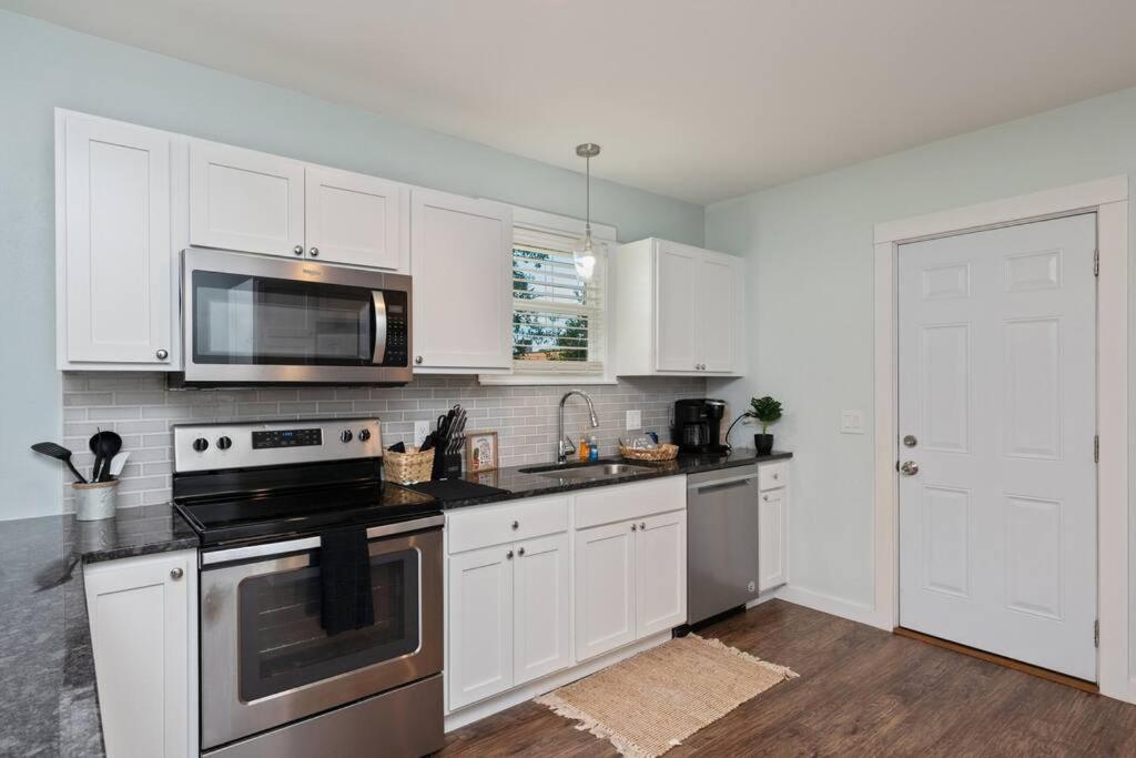 Stylish 2 bedroom home close 2 dtown, nas, and bch photo 1