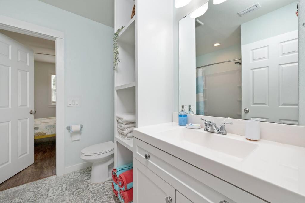 Stylish 2 bedroom home close 2 dtown, nas, and bch photo 2