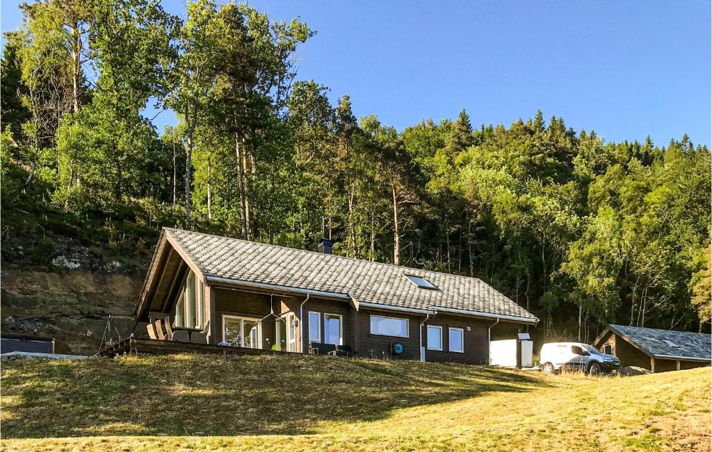 Beautiful Home In Vikedal With 5 Bedrooms And Wifi