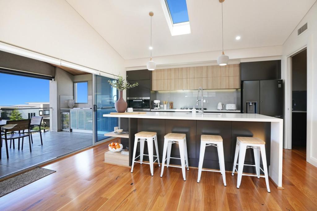 Modern Executive Ocean View Oasis Shell Cove Mansion 5 Minutes to Beach Sleeps 16 photo 3