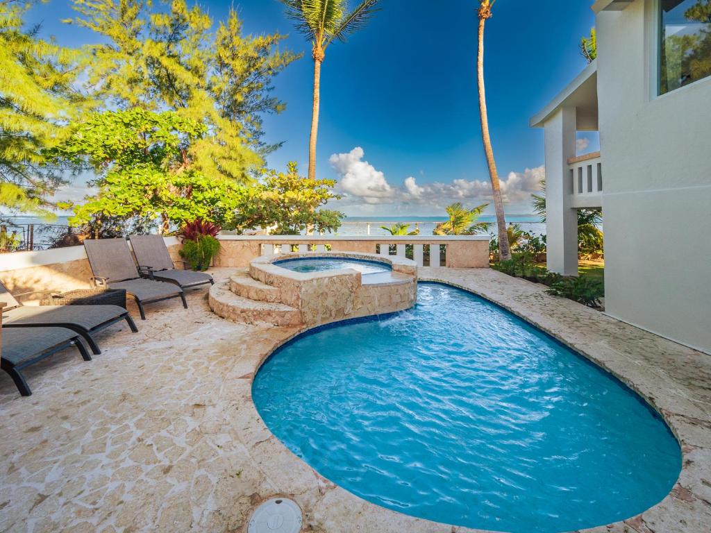 Newly Renovated 8 Bedroom Ocean Front Villa with Pool photo 1