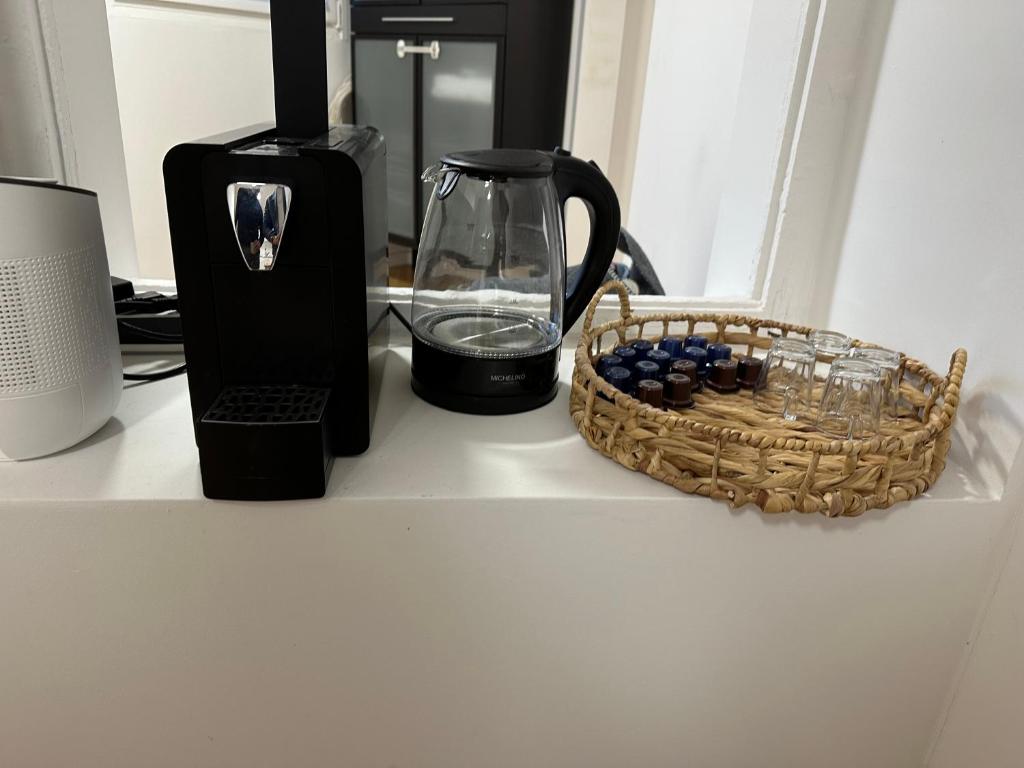 BLISS - Arbeitsplatz, Docking Station, Netflix - Tap to explore photos