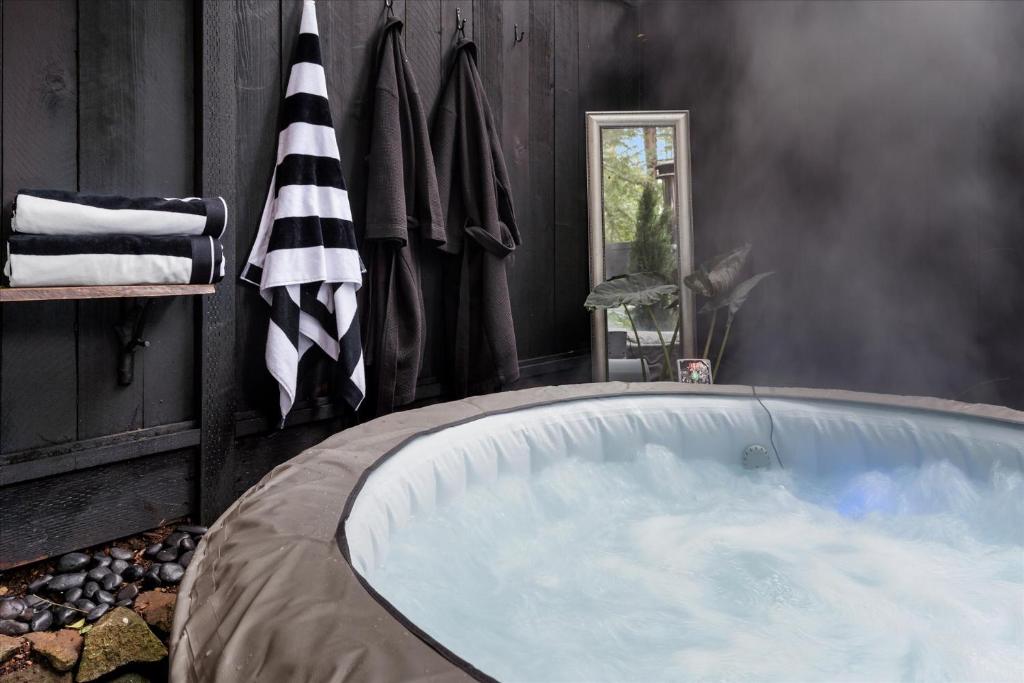The Black Nest - Hot Tub Romantic Getaway photo 2