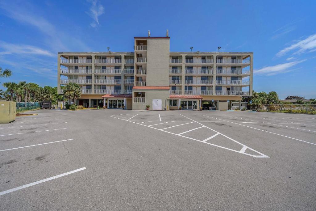 Baymont by Wyndham Panama City Beach photo 2