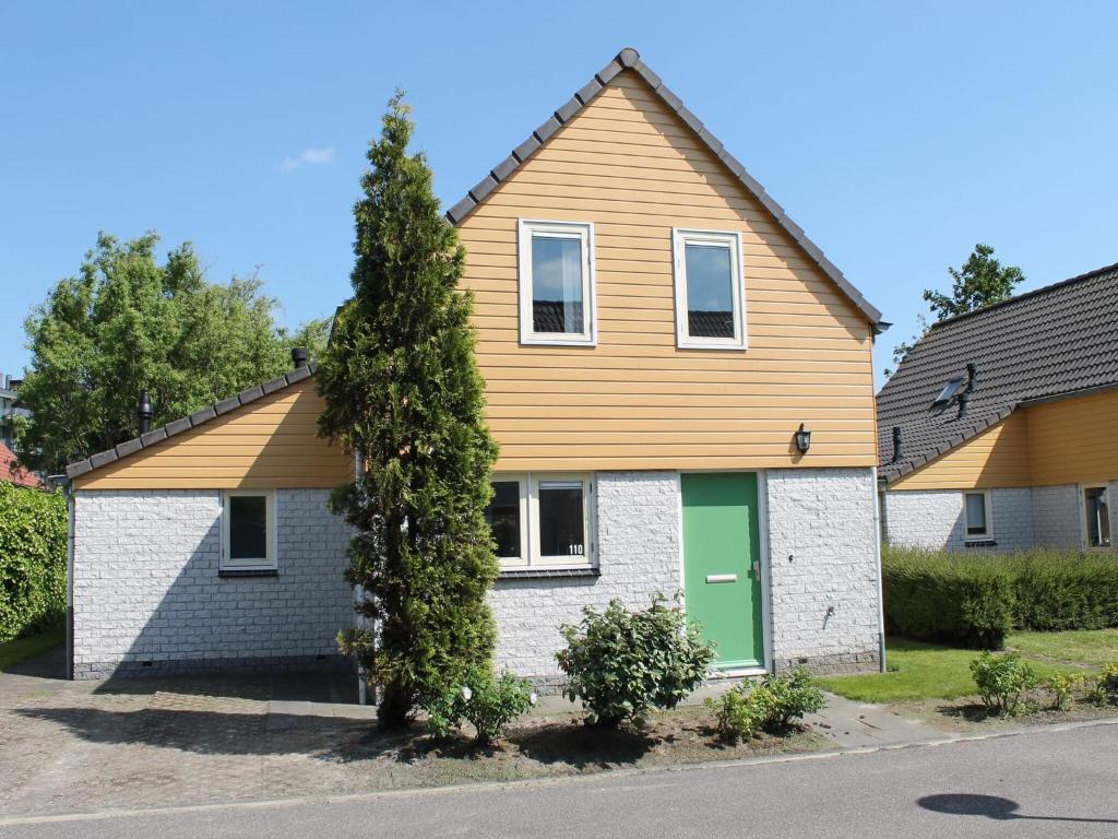 Nice holiday home with sauna on a holiday park, 200m from the beach