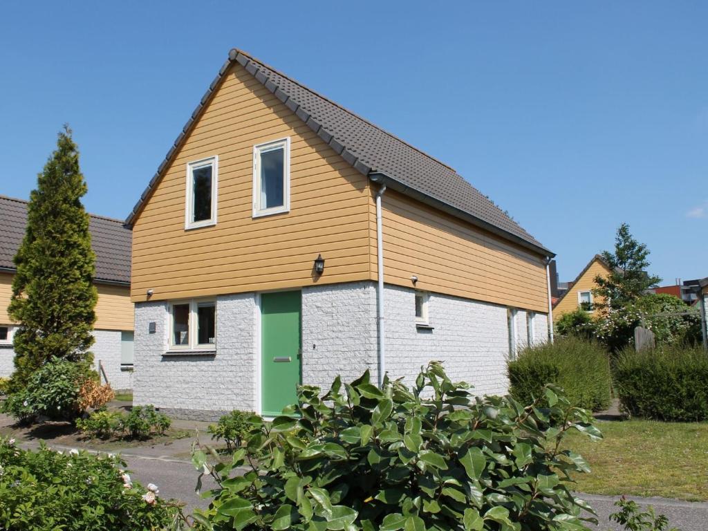 Nice holiday home with sauna on a holiday park, 200m from the beach photo 1