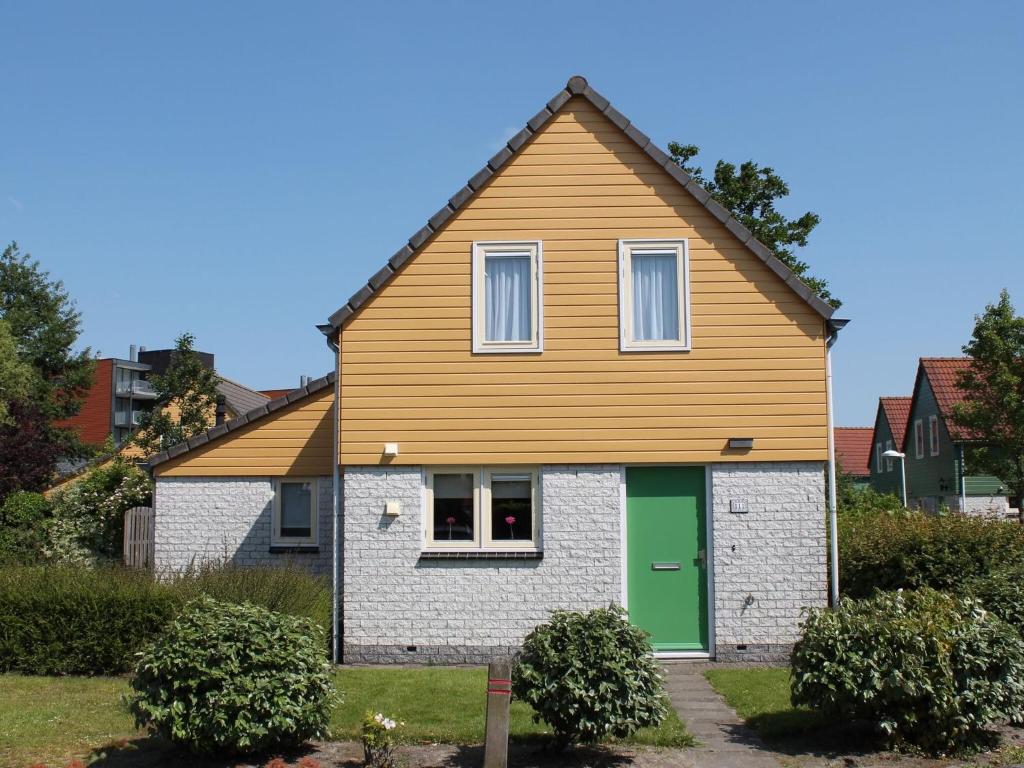 Nice holiday home with sauna, in a holiday park only 200m away from the beach photo 1