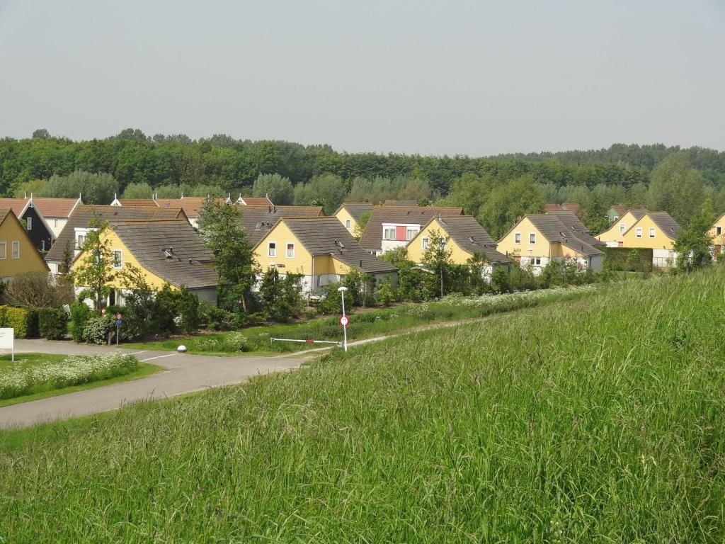 Nice holiday home with sauna, in a holiday park only 200m away from the beach photo 3