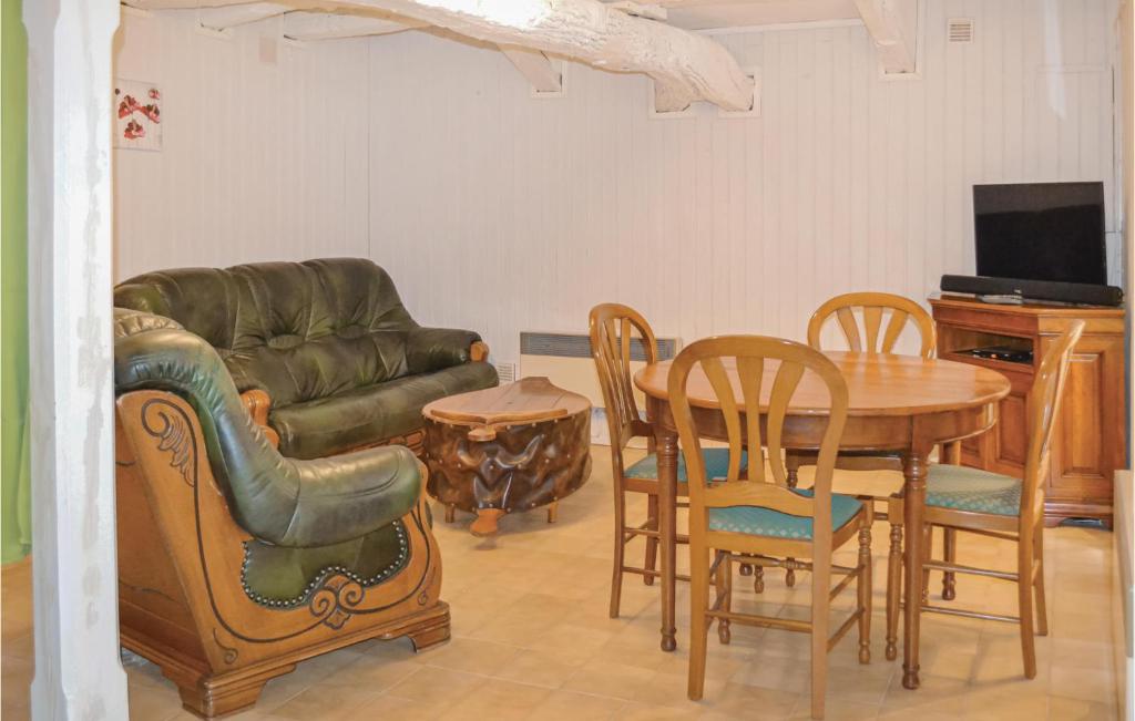 Awesome Home In Marcilhac Sur Cl With 3 Bedrooms And Wifi photo 2