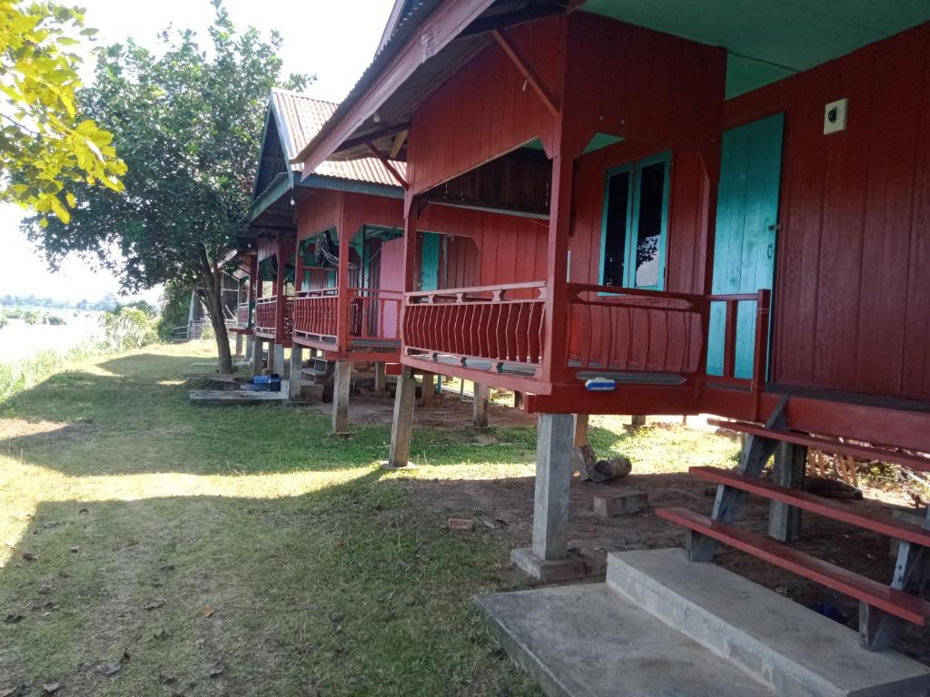 Mr. Phaos Riverview Guesthouse & Restaurant