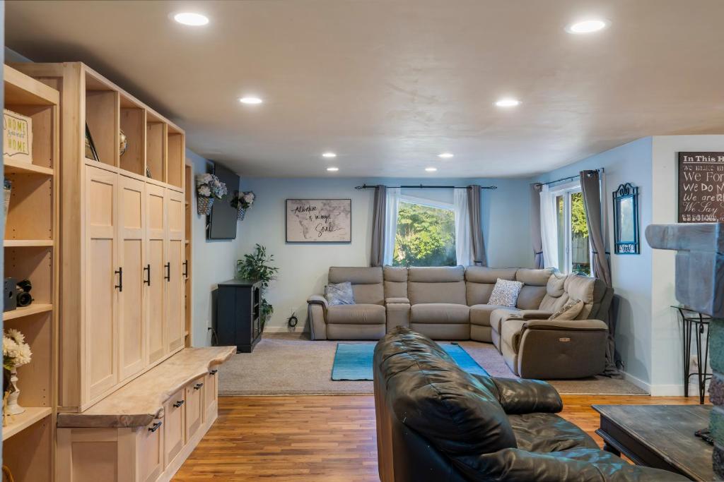 North Bend Retreat with hot tub and views of Mt Si